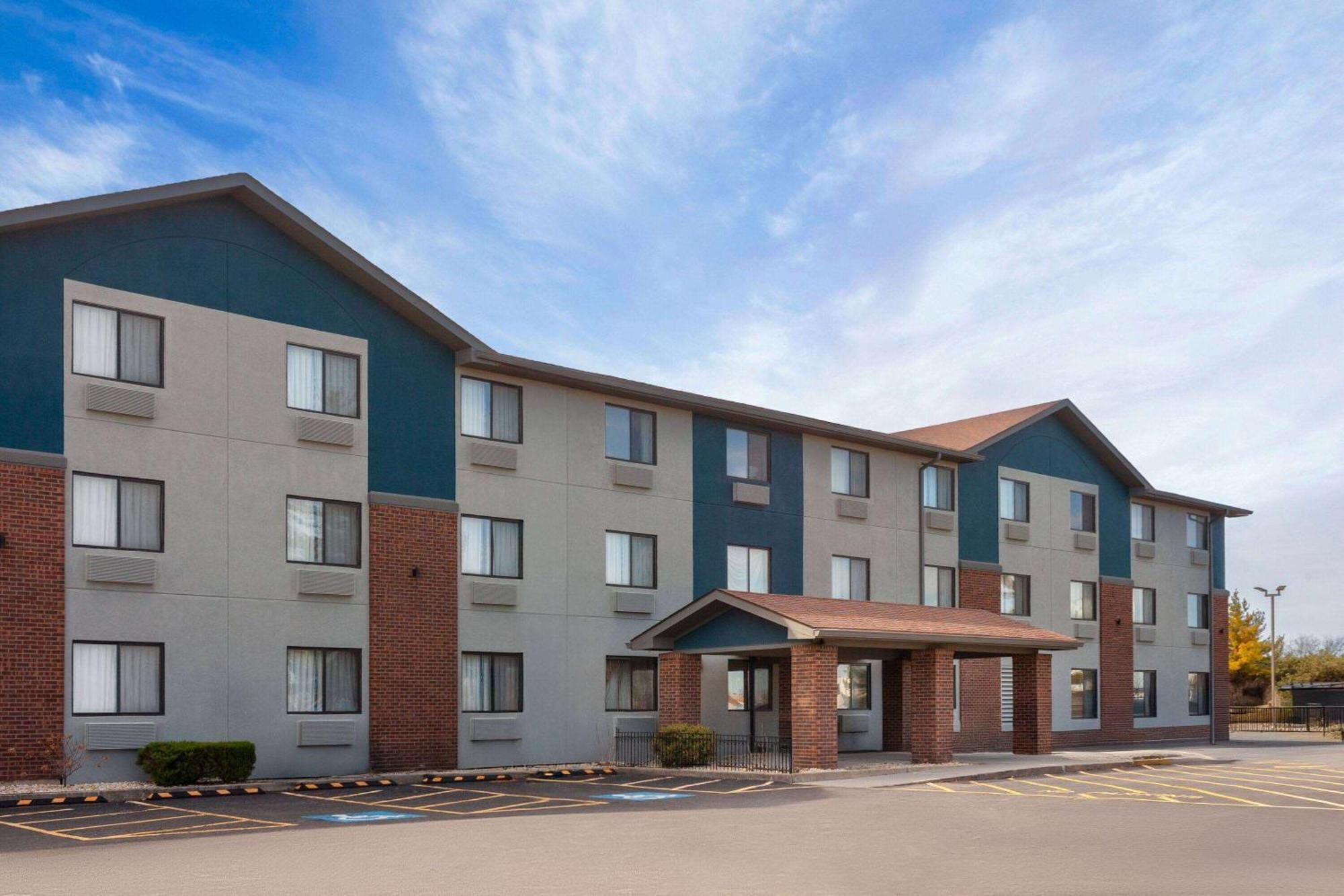 Super 8 By Wyndham Romeoville Bolingbrook Exterior foto